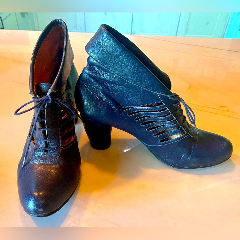 ANTHROPOLOGIE Navy leather lace up booties with cut outs & leather covered heel